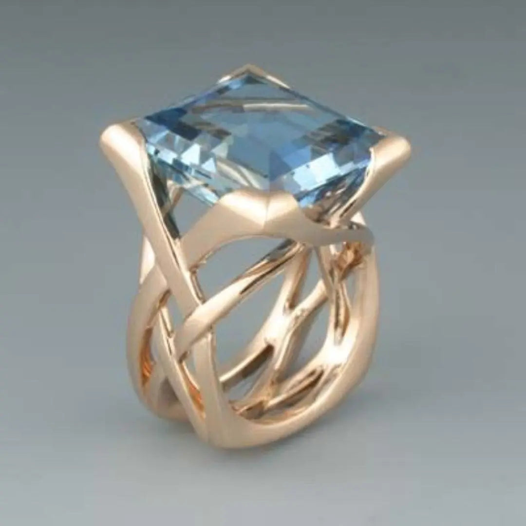 Bague en or rose d’inspiration antique avec zircon bleu