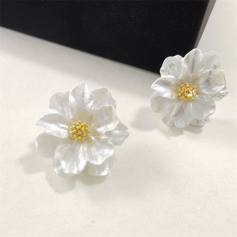 Boucles d’oreilles clous chic fleur en acrylique blanc