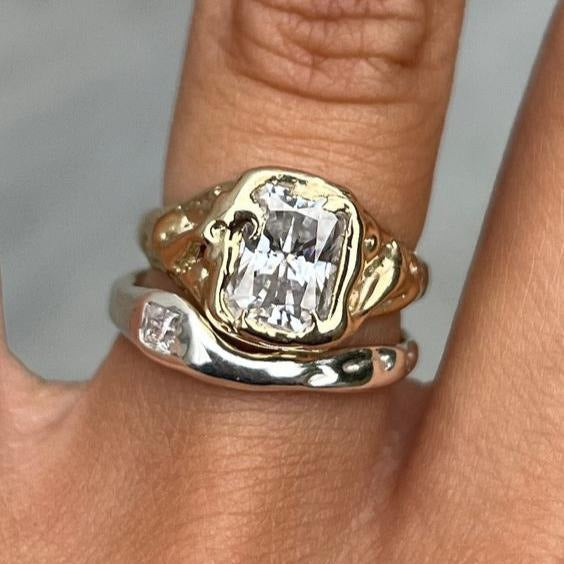 Ensemble de bagues superposées brillantes en or et en argent