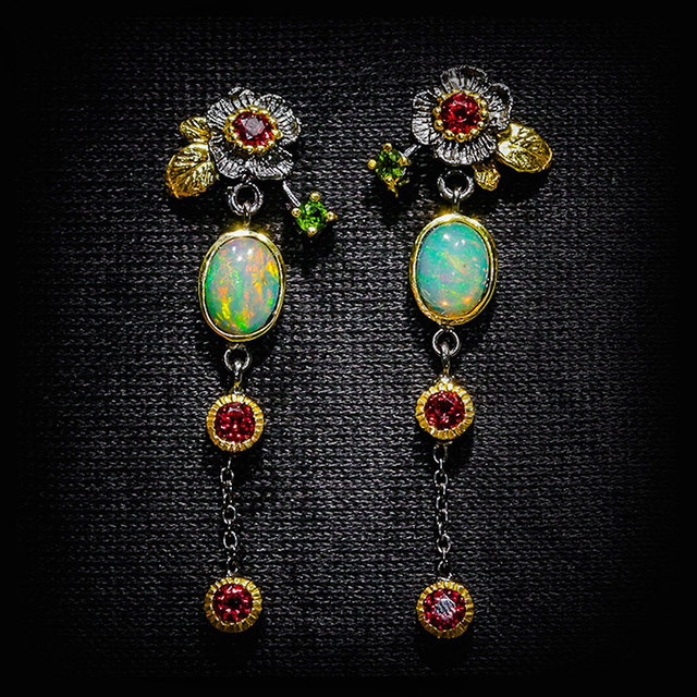Boucles d’oreilles bohémiennes avec opale et zircon rouge
