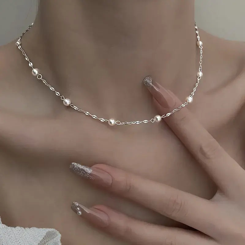 Collier élégant en perles brillantes