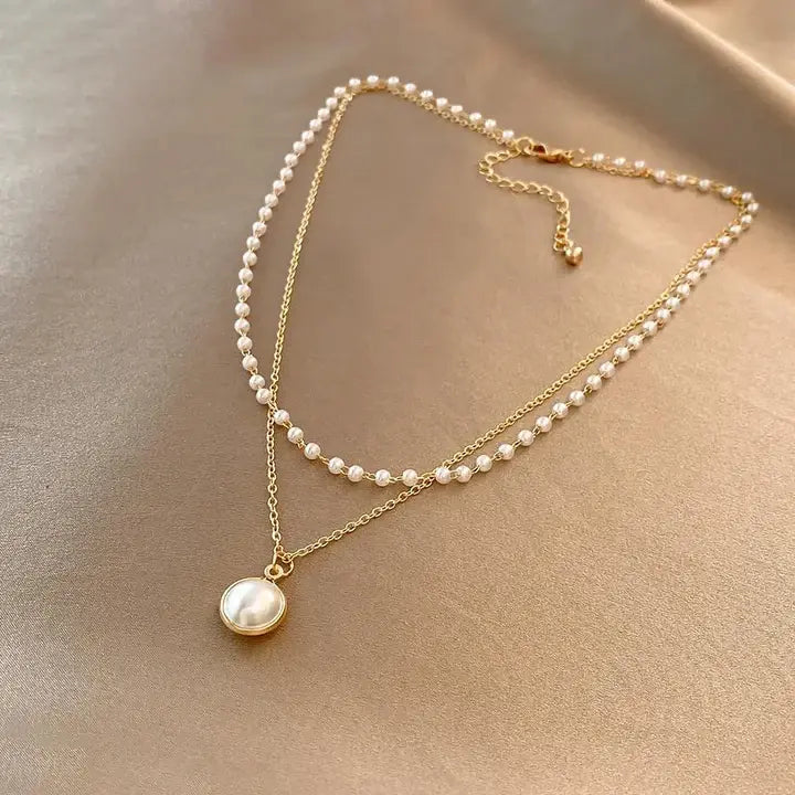Collier élégant doré aux perles