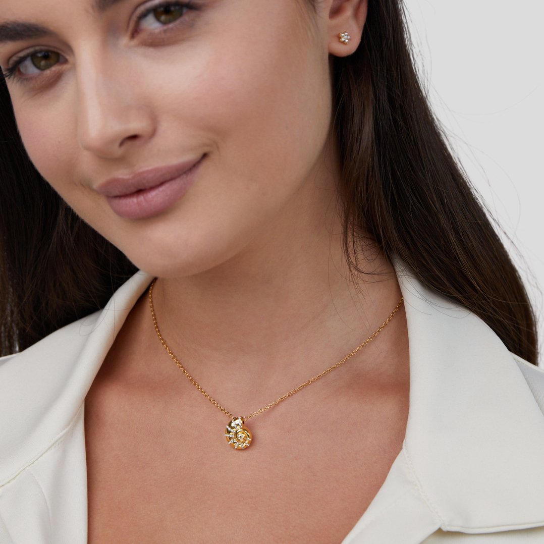 Collier avec pendentif coquillage en cristal