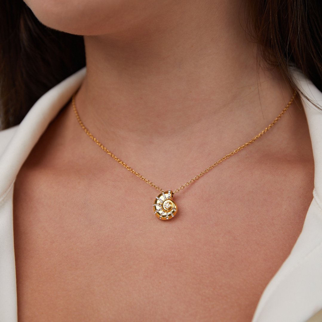 Collier avec pendentif coquillage en cristal