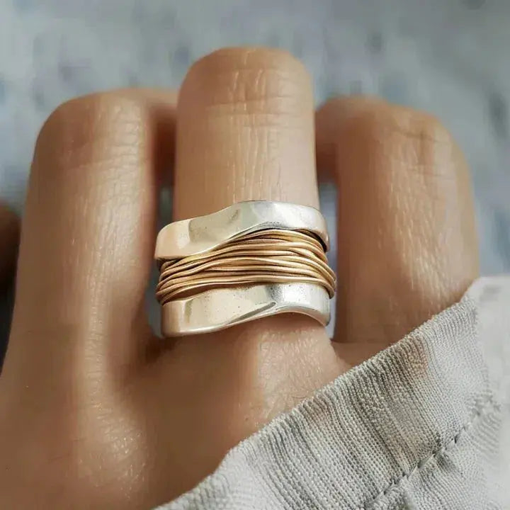 Bague en argent avec design de fil doré