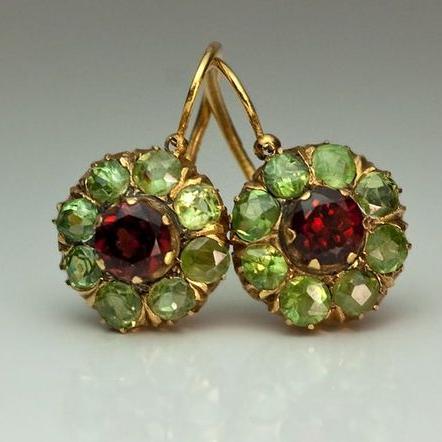 Boucles d’oreilles rondes chic avec cristaux verts et rouges