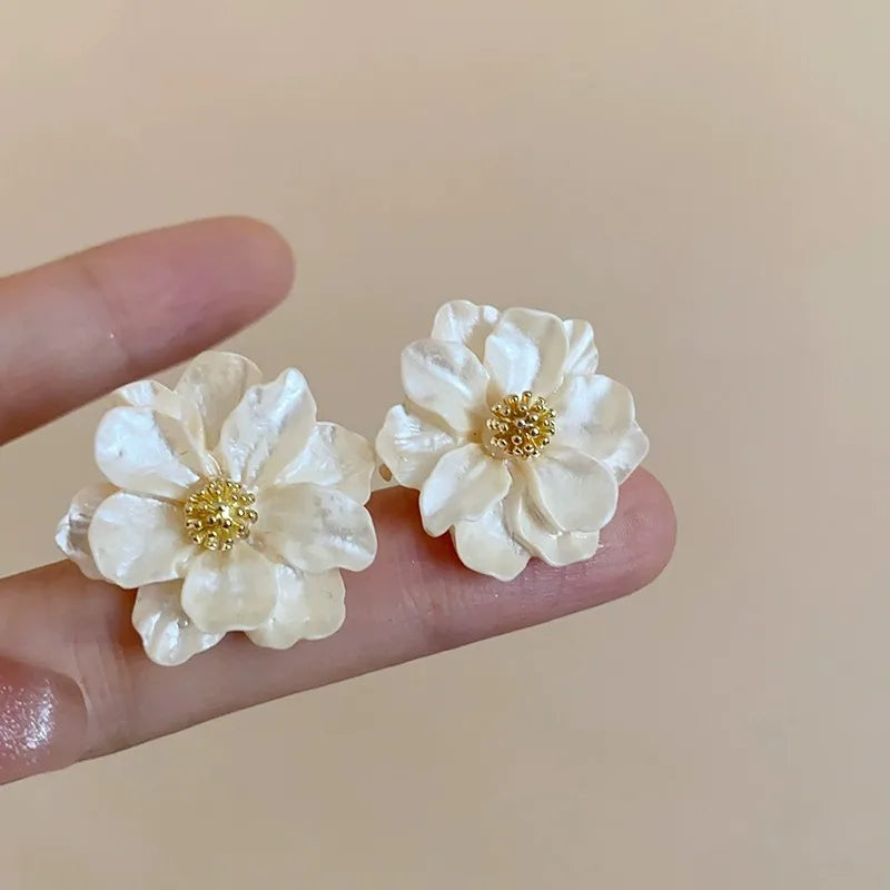 Boucles d’oreilles clous chic fleur en acrylique blanc
