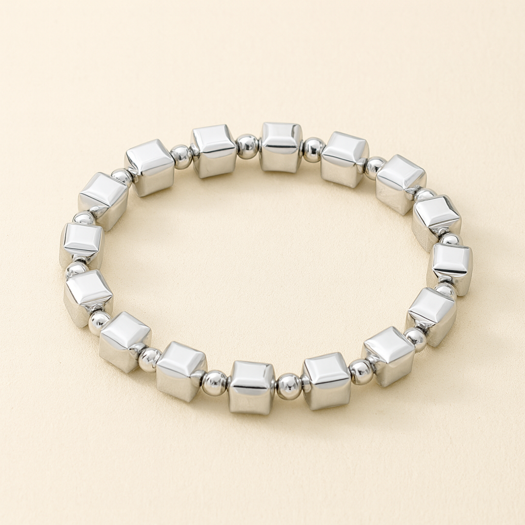 Bracelet intemporel en argent avec détails de perles cubiques