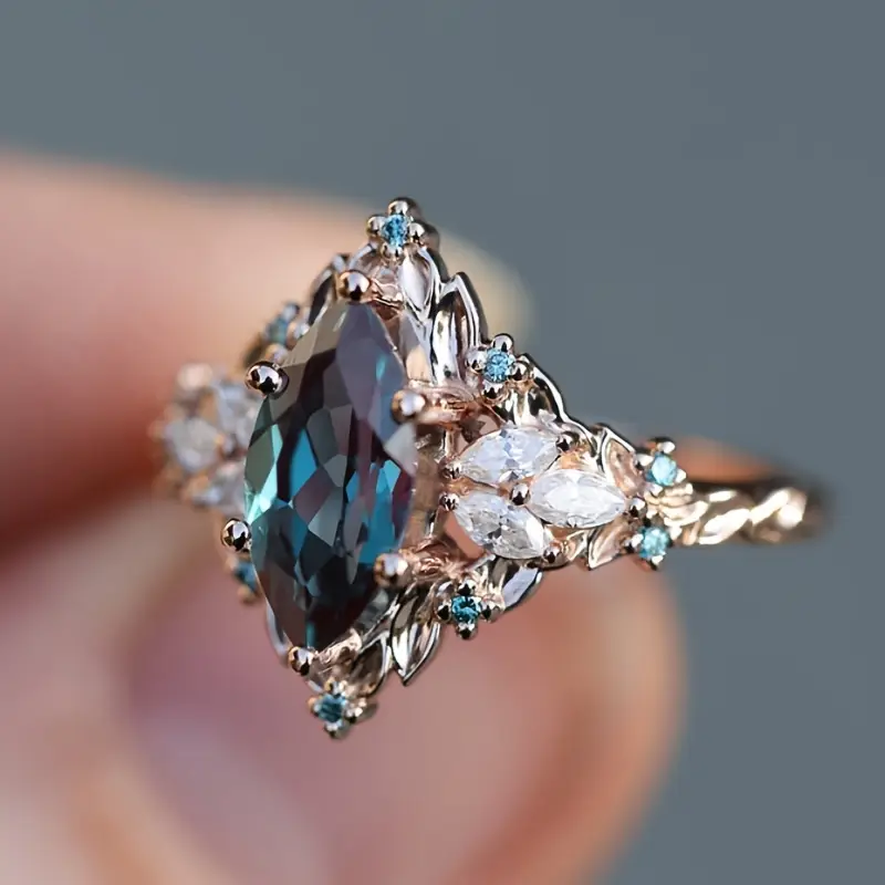 Bague exotique avec cristal bleu