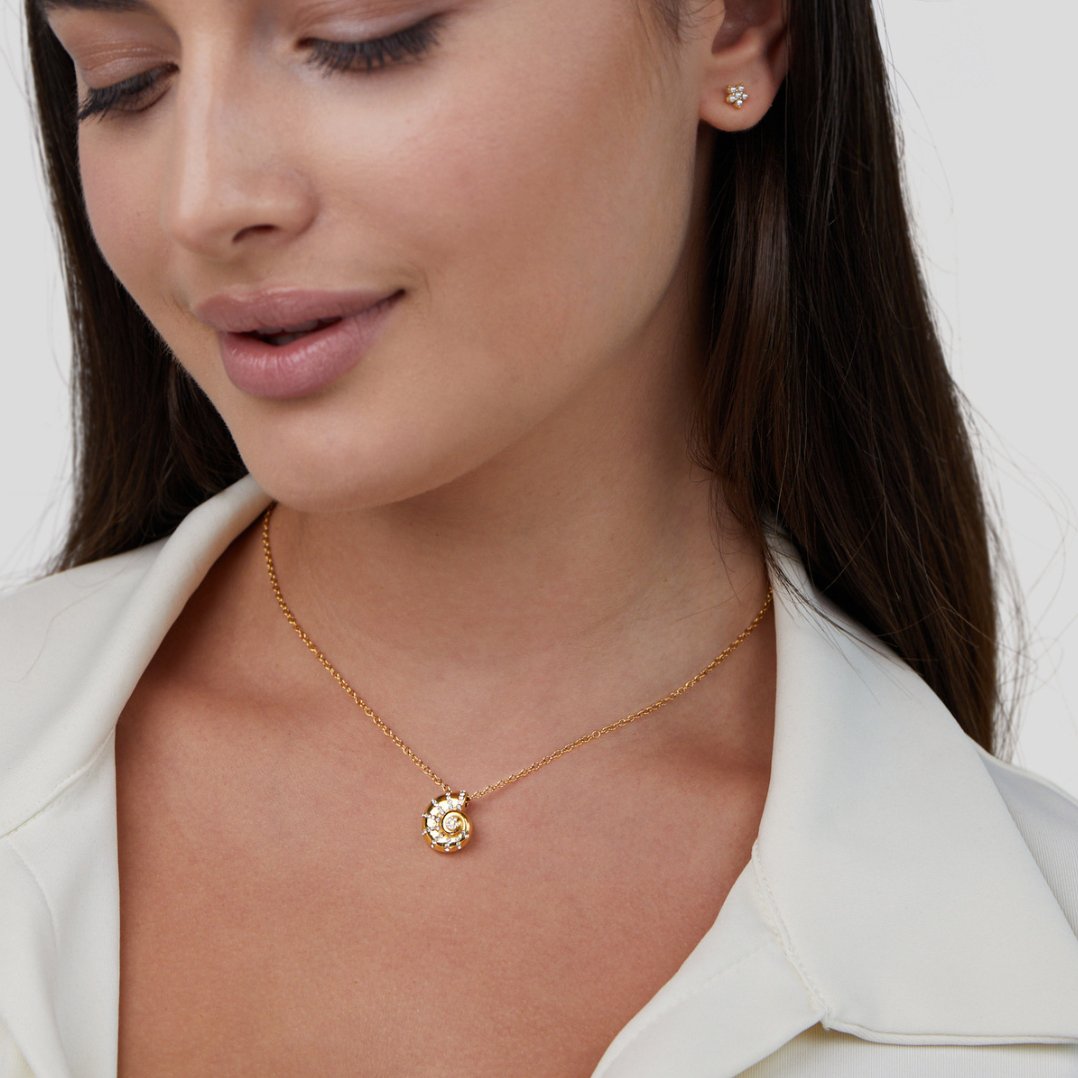 Collier avec pendentif coquillage en cristal