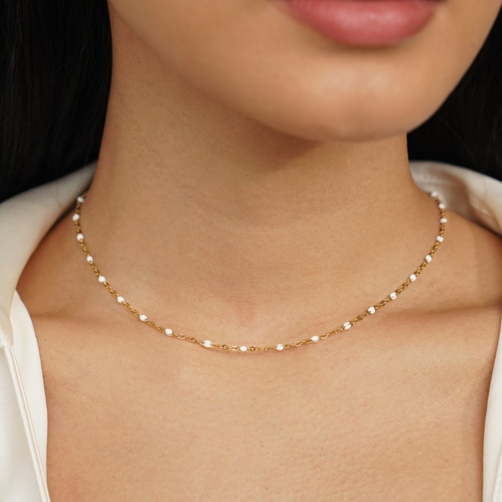 Collier épuré avec perles blanches